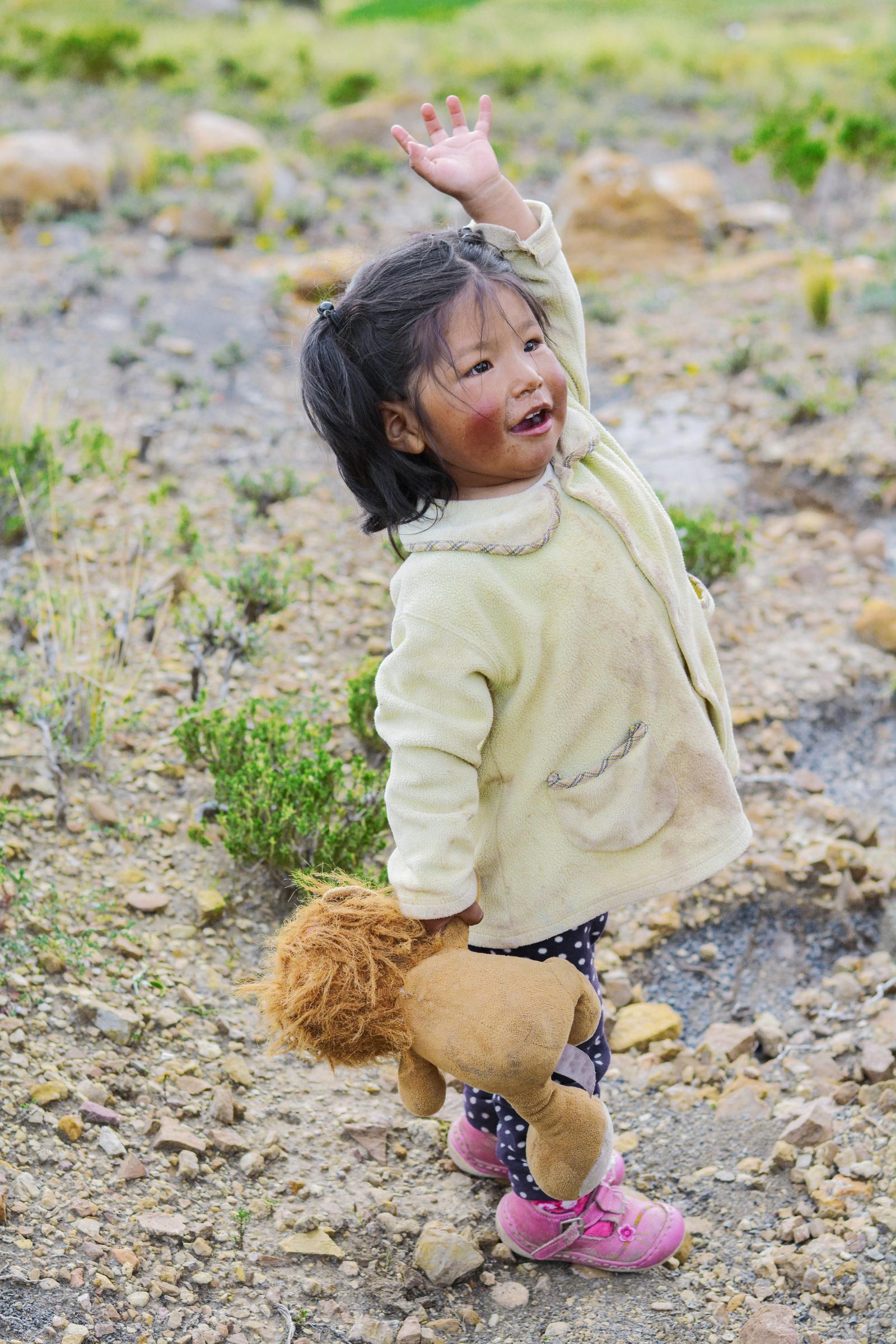 Kind in den Bergen — Yoga 4 Change
